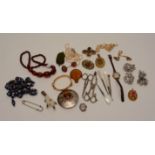 A quantity of Victorian and later jewellery, to include a Victorian garnet brooch,