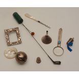A mixed lot of silver and collectables, to include a silver magnifying glass, hallmarks for London,