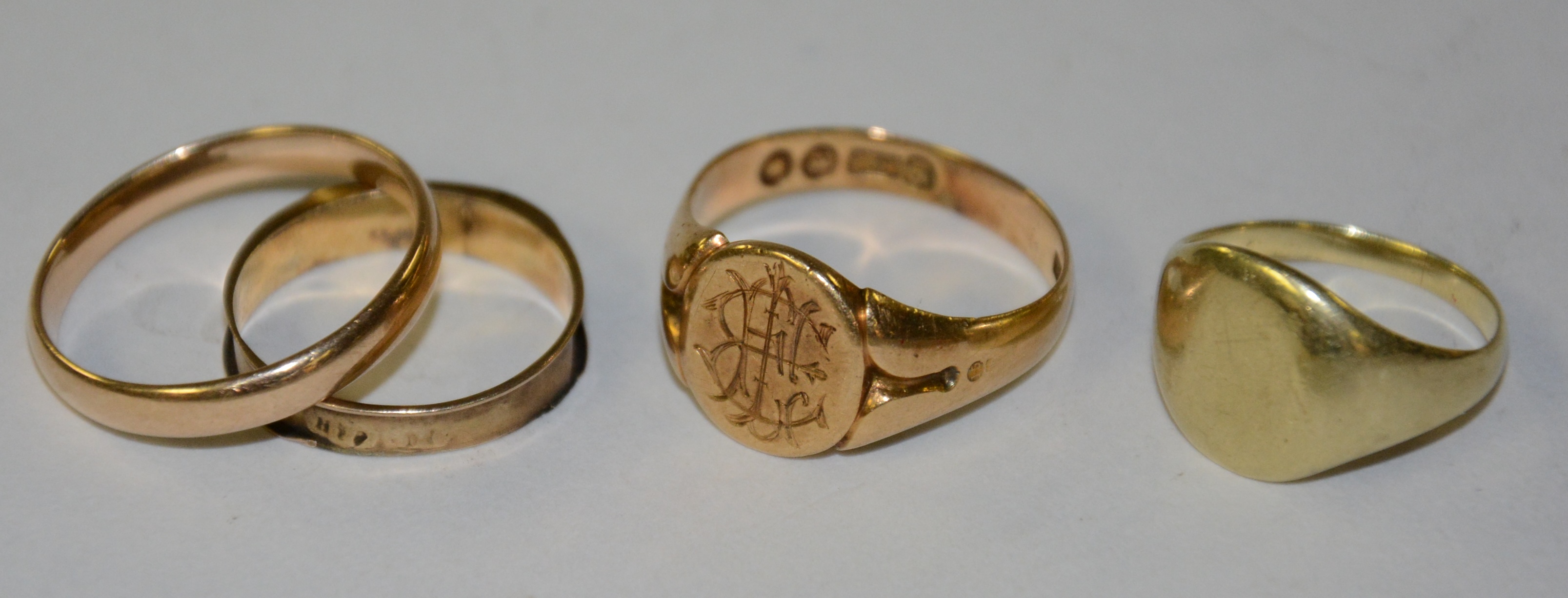 A 15ct gold gents signet ring, initialled EHI, ring size R, 5.