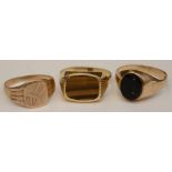 A Dutch 14ct gold gents tigers eye signet ring, stamped 14k Holland to underside, ring size Y,