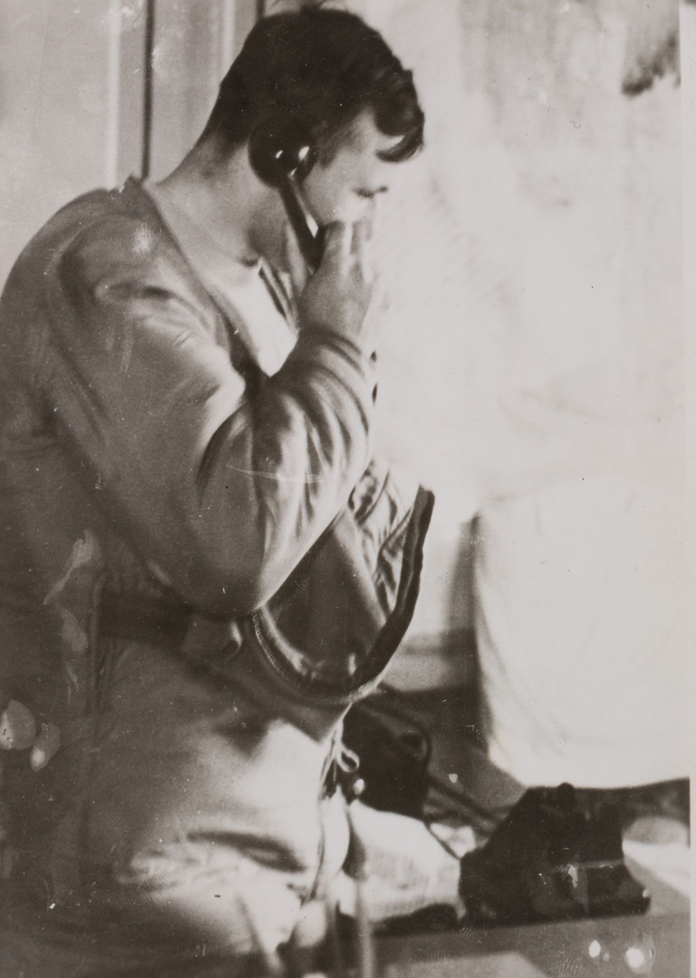 SIGNED PHOTOGRAPH OF YURI GAGARIN ON THE DAY OF LANDING, 1961 - Bild 2 aus 3