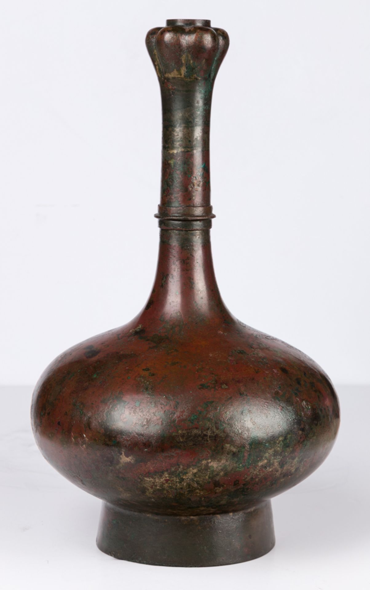 A CHINESE GARLIC-MOUTHED BRONZE VASE - Image 9 of 9