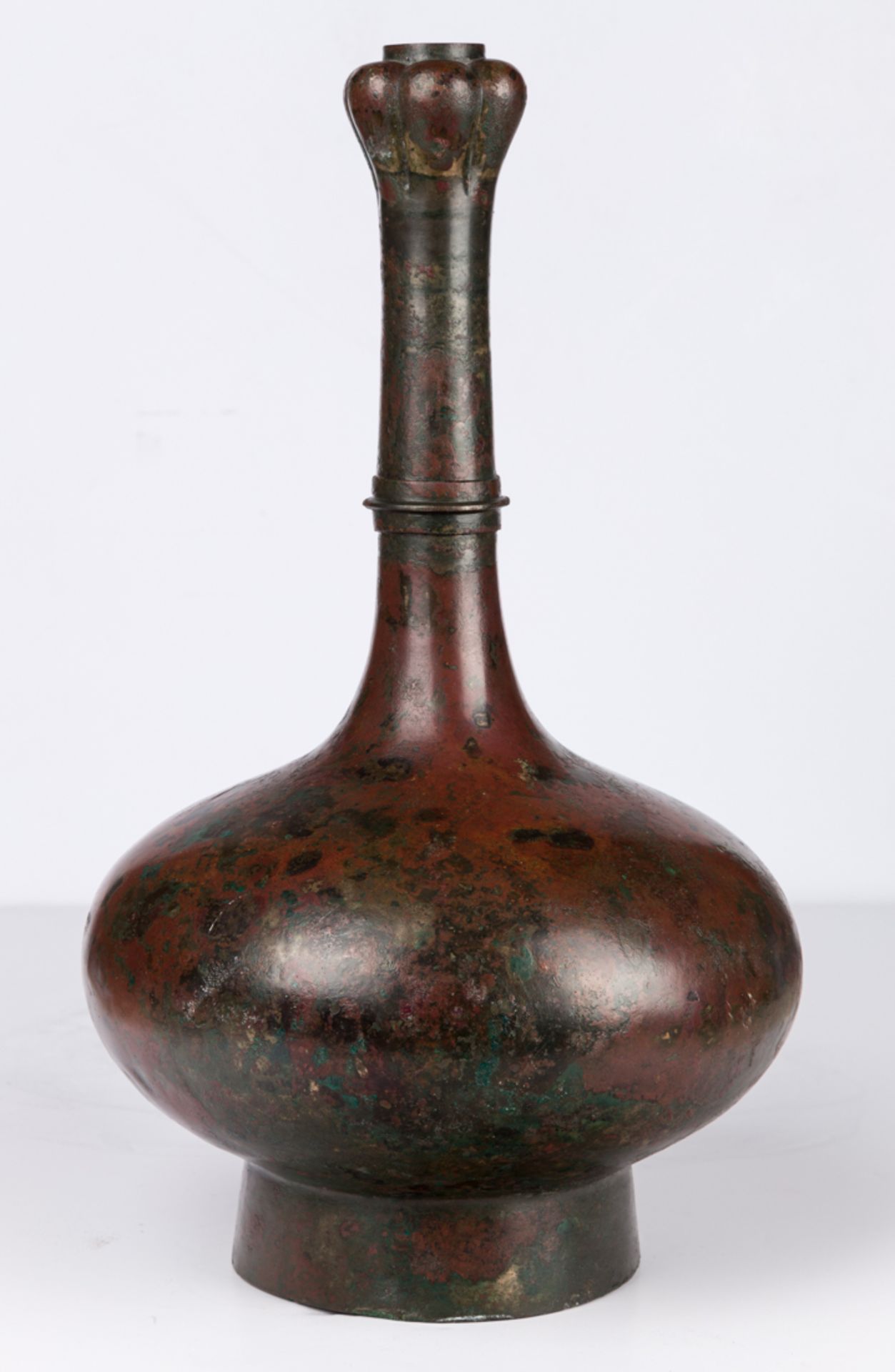 A CHINESE GARLIC-MOUTHED BRONZE VASE - Image 8 of 9