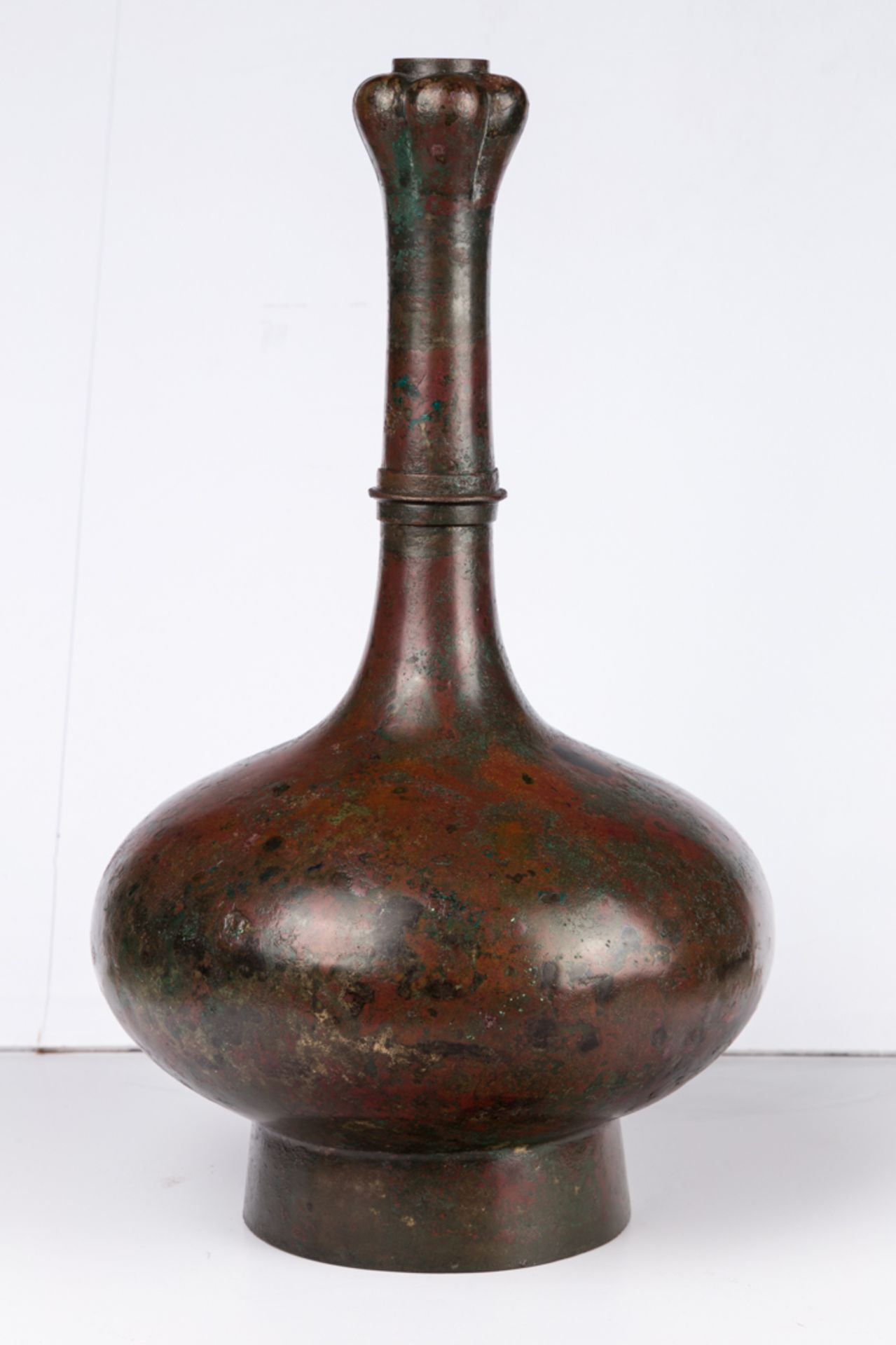 A CHINESE GARLIC-MOUTHED BRONZE VASE - Image 6 of 9