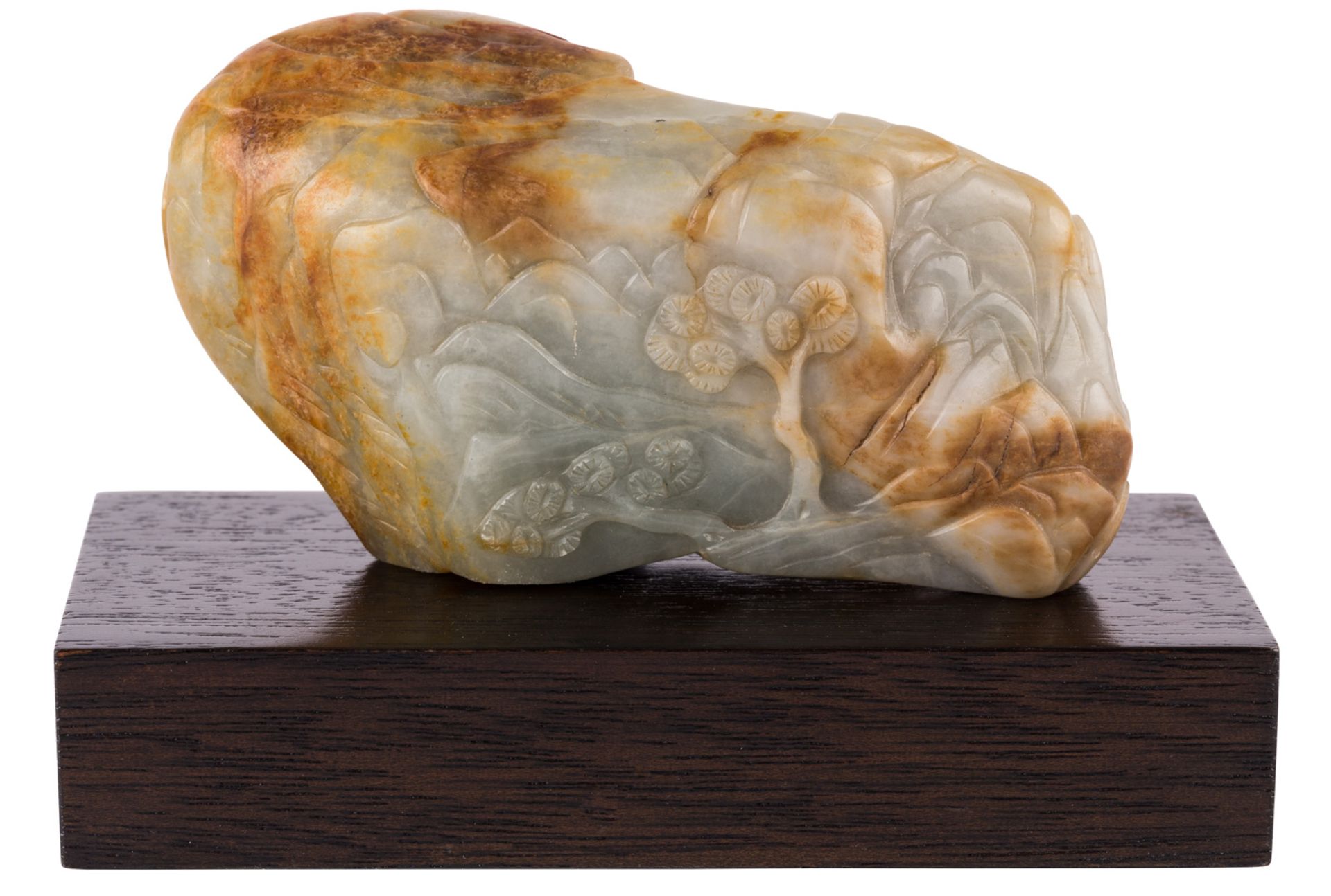 A CHINESE CARVED CELADON AND RUSSET JADE BOULDER, QING DYNASTY, 1644-1911 - Bild 3 aus 5