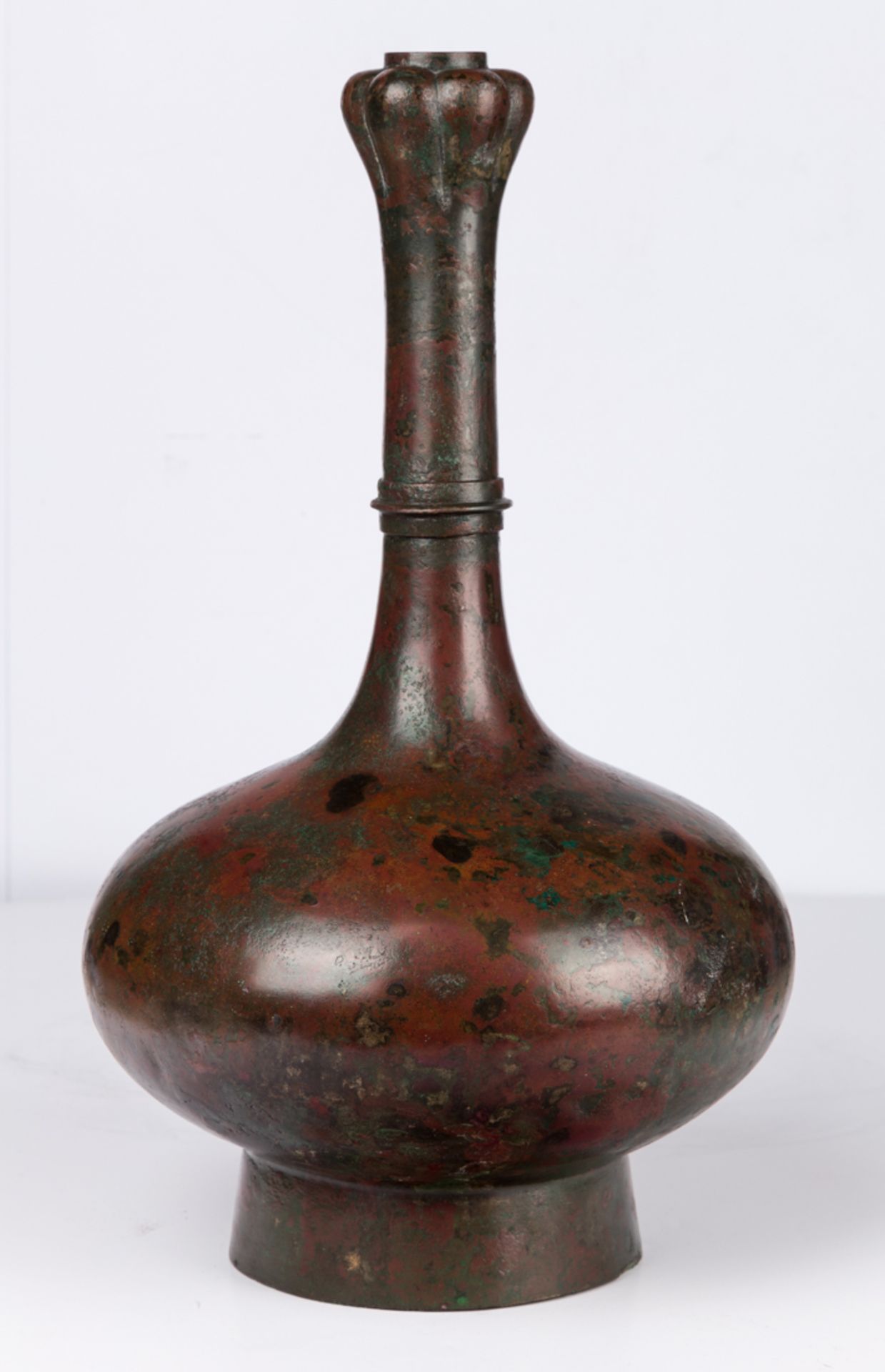A CHINESE GARLIC-MOUTHED BRONZE VASE - Image 7 of 9