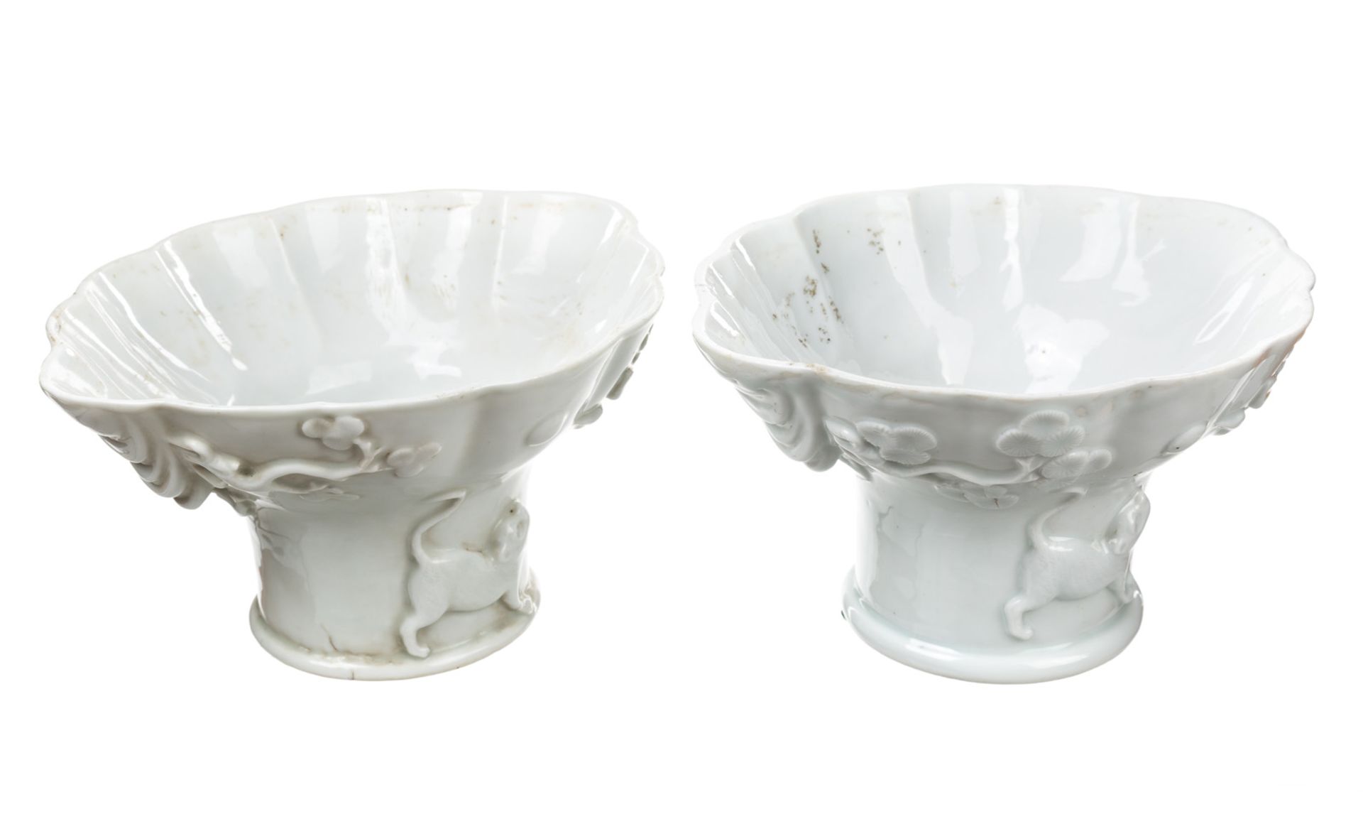 A PAIR OF LARGE BLANC-DE-CHINE CUPS AND A GROUP OF THREE BLANC-DE-CHINE FIGURES - Bild 3 aus 12