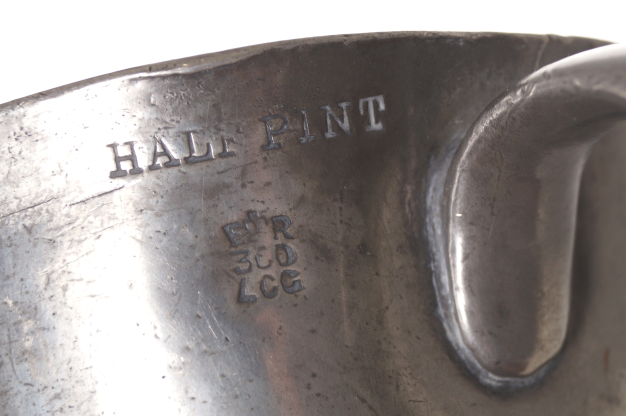 Group of five eighteenth-century Pewter tankards of various sizes  15 cm. high and - Image 7 of 9