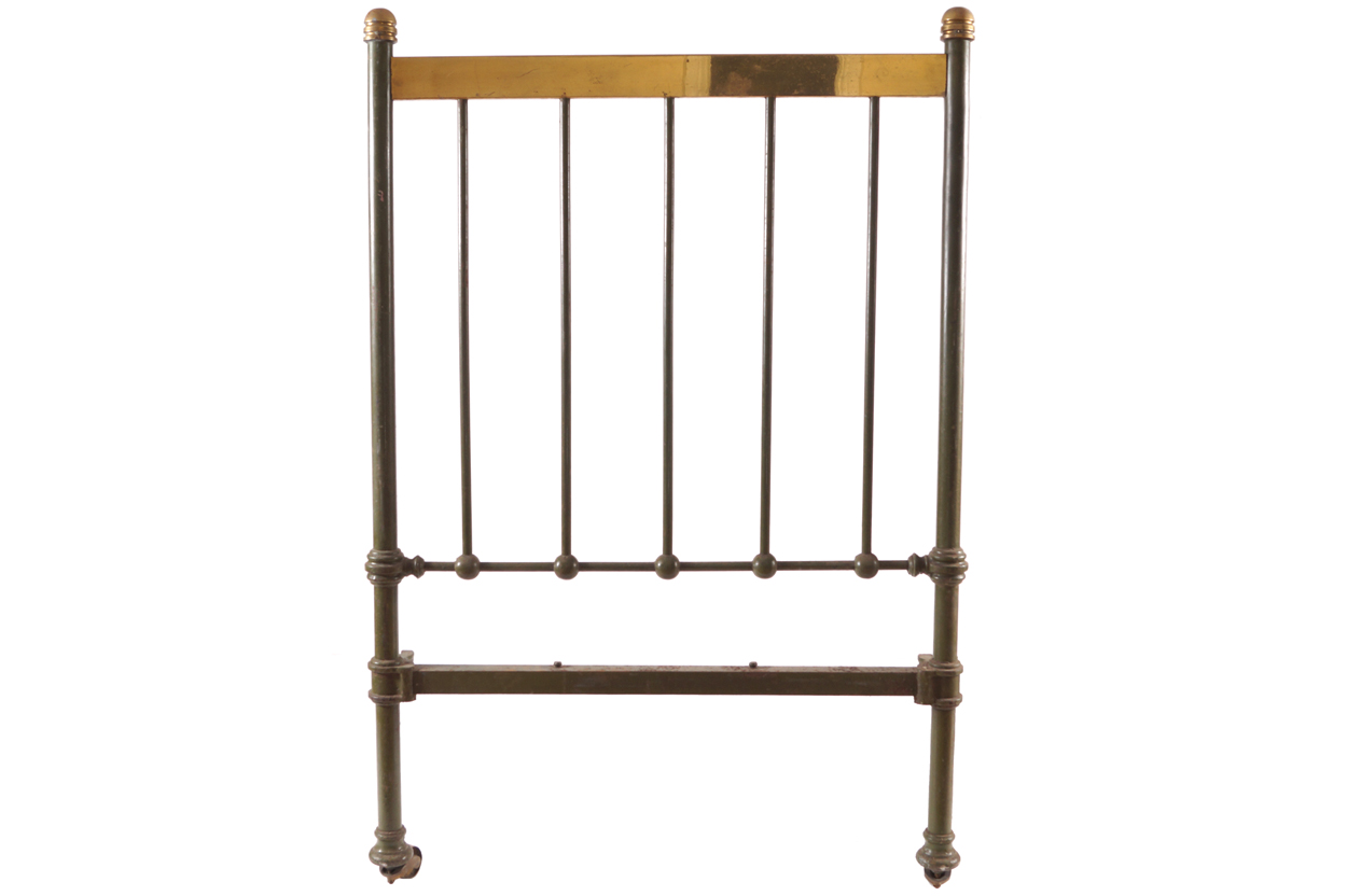 Victorian brass and green enamelled single bed  140 cm. high; 95 cm. wideWorldwide shipping