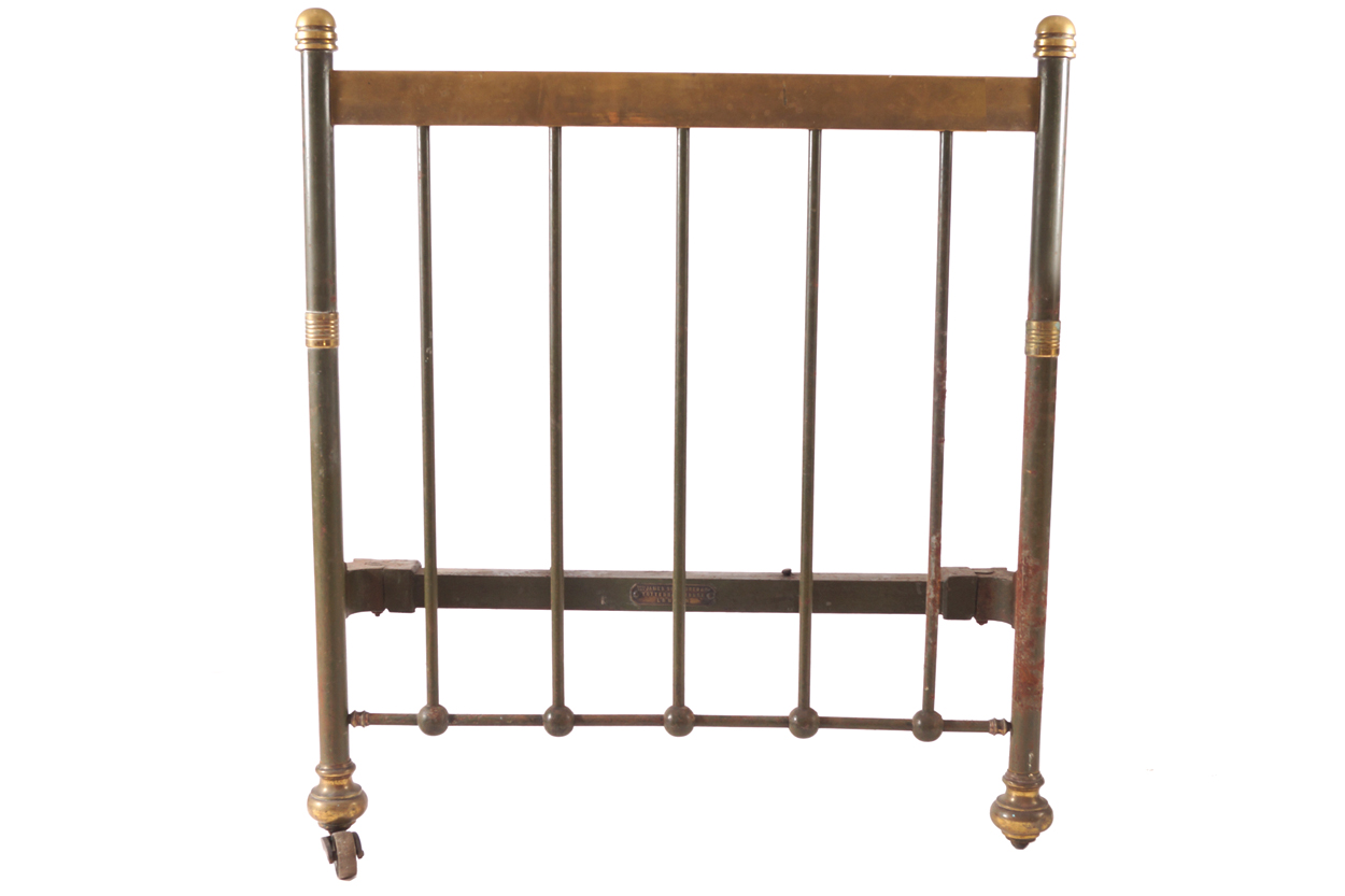 Victorian brass and green enamelled single bed  140 cm. high; 95 cm. wideWorldwide shipping - Image 3 of 7