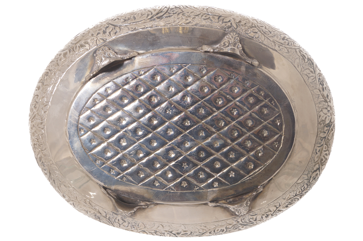 Nineteenth-century Sheffield oval basket with chased and repousse decoration, suspended on a - Image 6 of 6