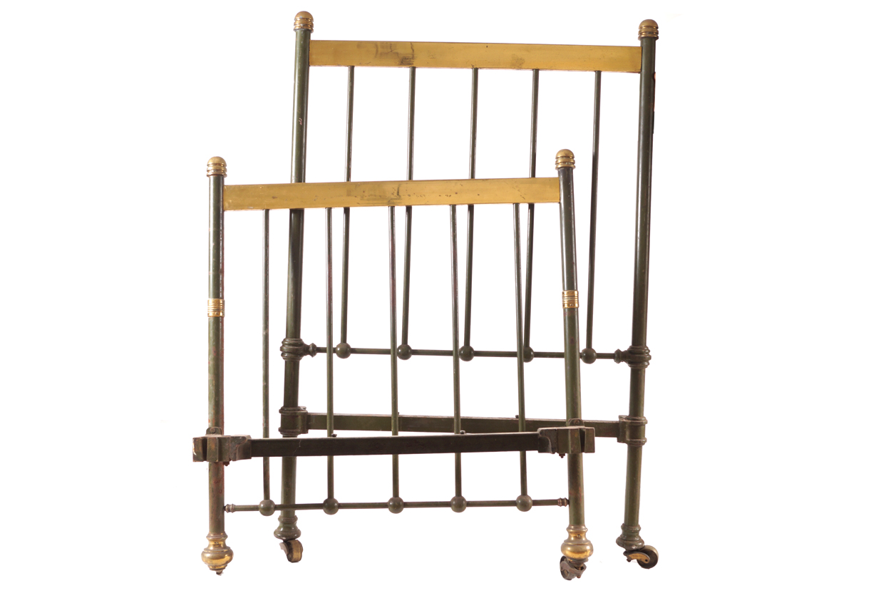 Victorian brass and green enamelled single bed  140 cm. high; 95 cm. wideWorldwide shipping - Image 2 of 7