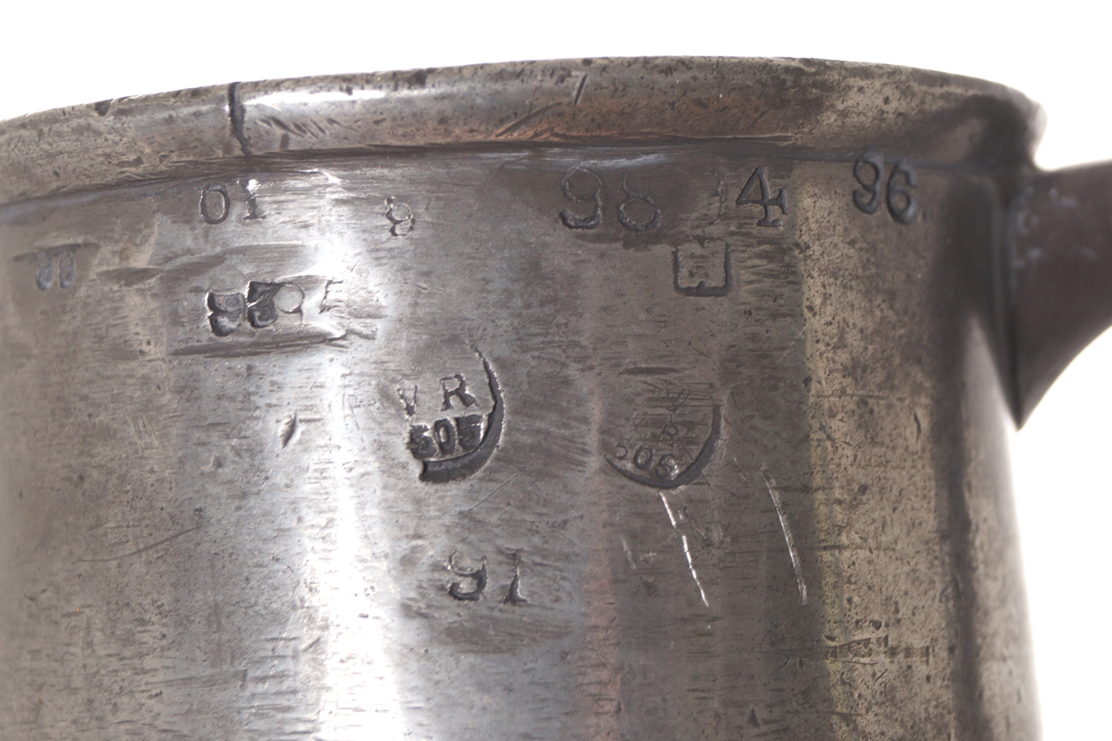 Group of five eighteenth-century Pewter tankards of various sizes  15 cm. high and - Image 6 of 9