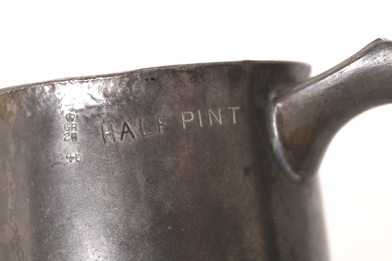 Group of five eighteenth-century Pewter tankards of various sizes  15 cm. high and - Image 2 of 9