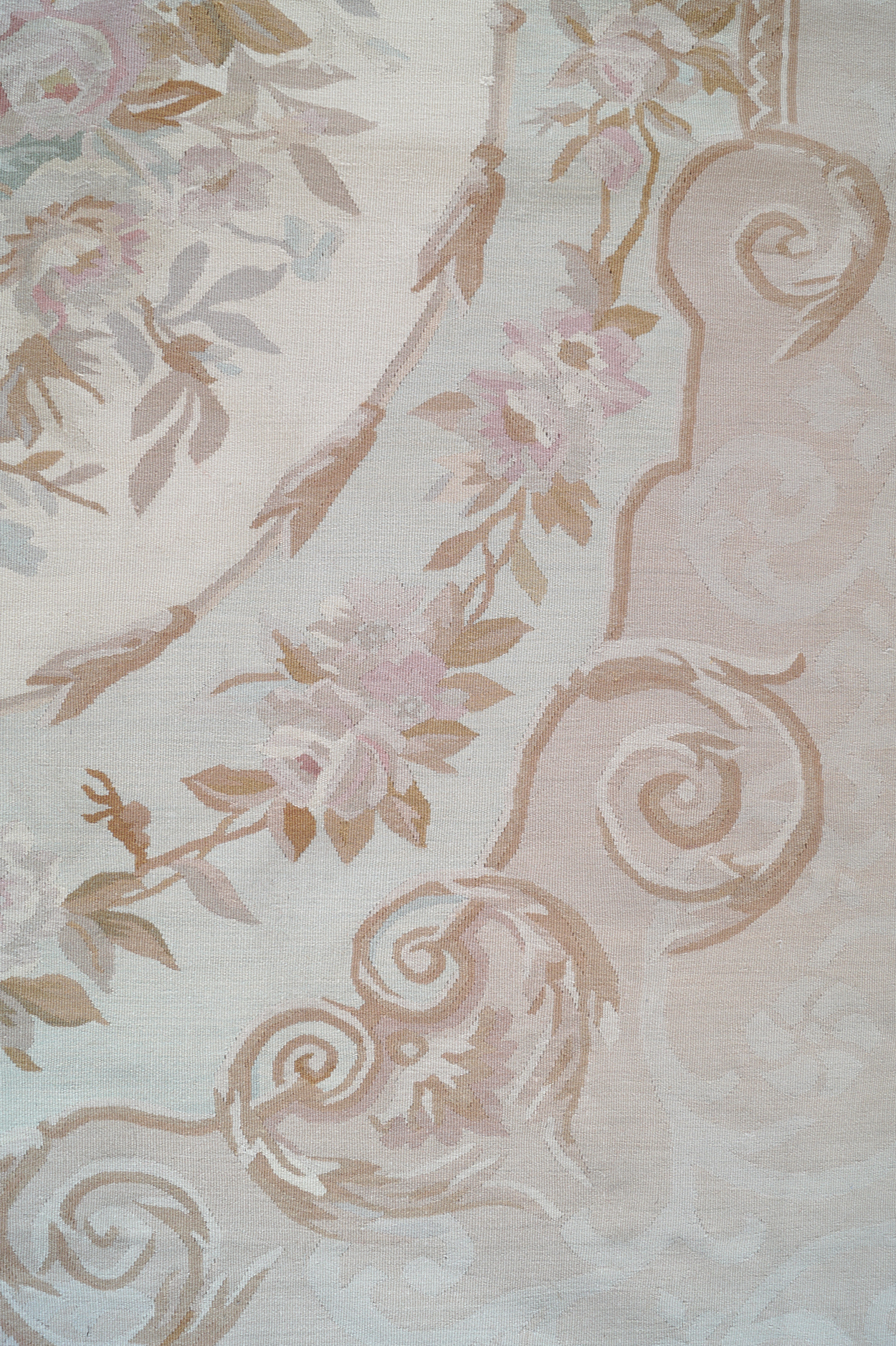 FRENCH AUBUSSON CARPET with ivory rosette medallion 355 x 276 cm. Worldwide shipping available. - Image 7 of 8