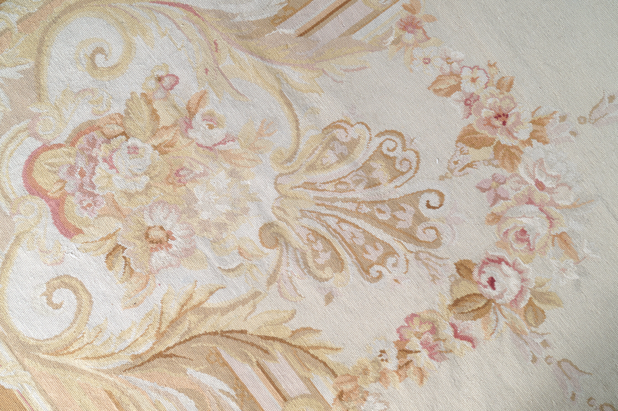 AUBUSSON CARPET possibly French, with central oval medallion 365 x 465 cm. Worldwide shipping - Image 4 of 6