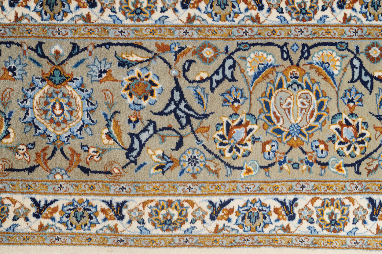 WEST PERSIAN KASHAN CARPET with all over field, two narrow ivory borders and a single larger - Image 5 of 8