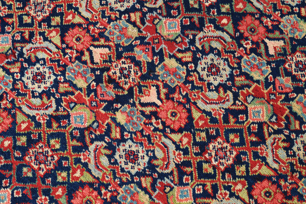 NORTHWEST PERSIAN FEREHAN CARPET, CIRCA 1910 with all over field 304 x 170 cm. Worldwide shipping - Image 4 of 7