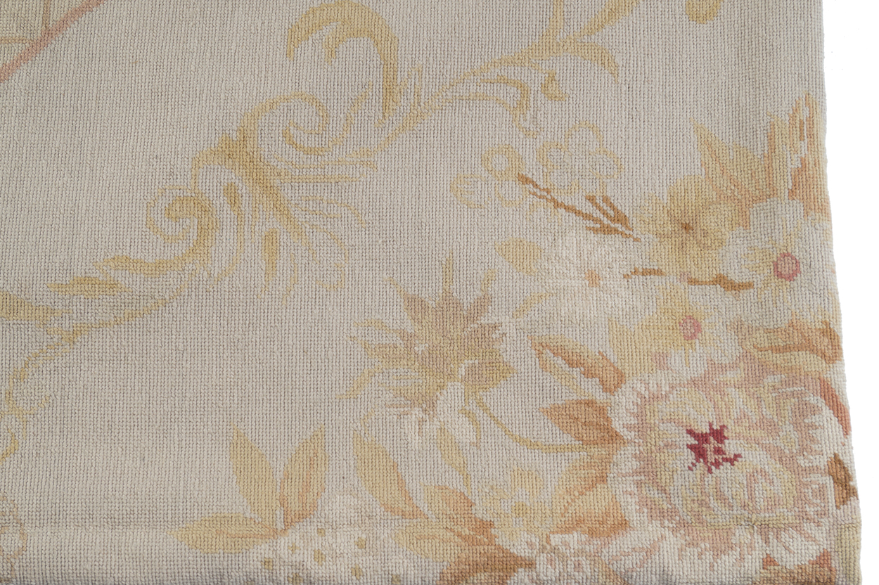 AUBUSSON CARPET possibly French, with central oval medallion 365 x 465 cm. Worldwide shipping - Image 2 of 6