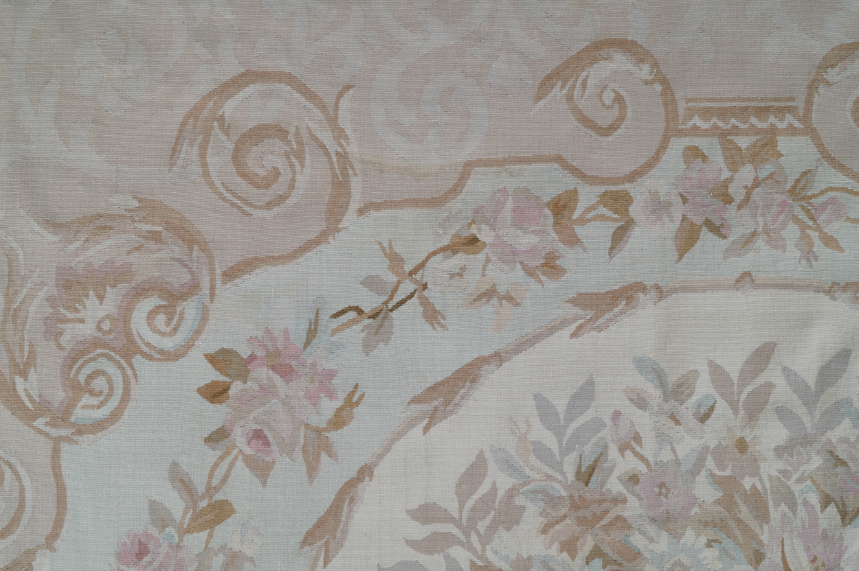 FRENCH AUBUSSON CARPET with ivory rosette medallion 355 x 276 cm. Worldwide shipping available. - Image 6 of 8