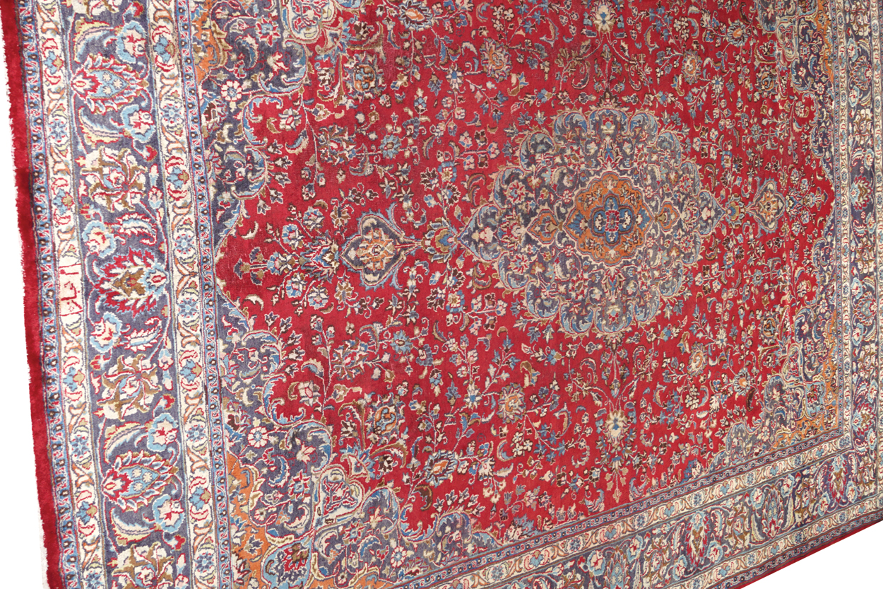 LARGE PERSIAN CARPET 283 x 398 cm. Worldwide shipping available. Contact shipping@sheppards.ie for