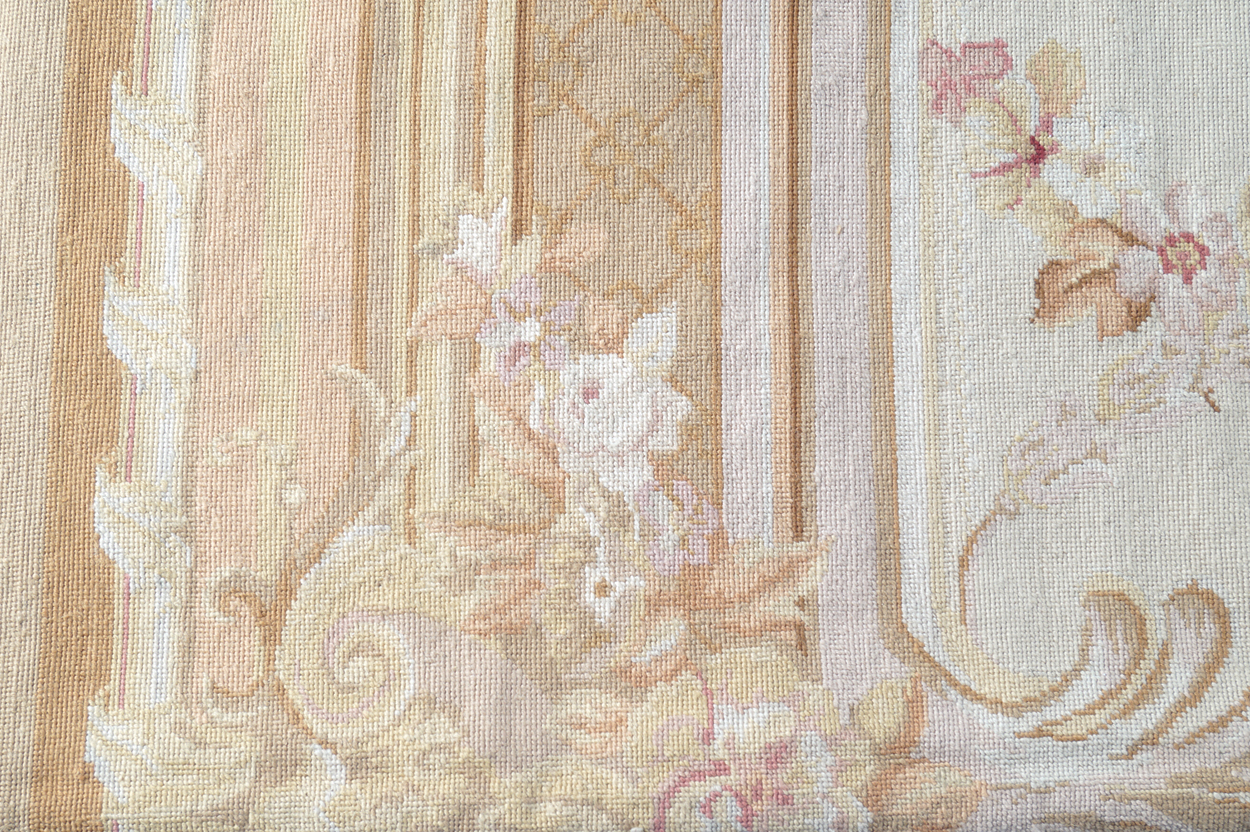 AUBUSSON CARPET possibly French, with central oval medallion 365 x 465 cm. Worldwide shipping - Image 3 of 6