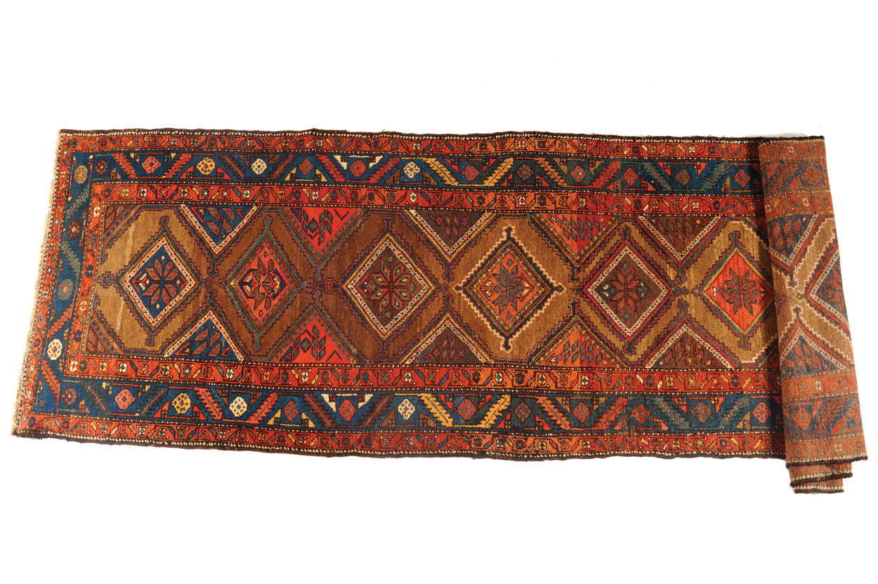 NORTHWEST PERSIAN RUNNER, CIRCA 1900 118 x 437 cm. Worldwide shipping available. Contact shipping@ - Image 2 of 6