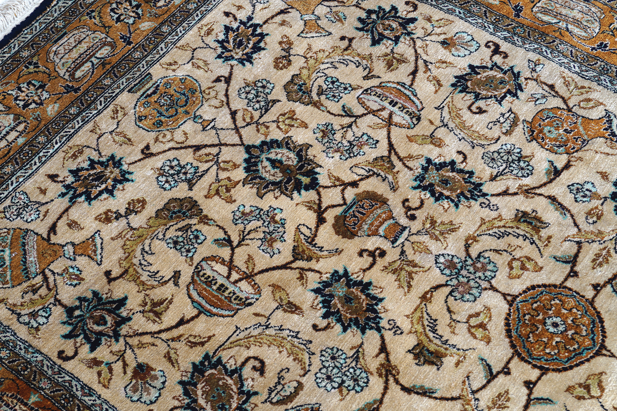 WEST PERSIAN KASHAN RUG on ivory ground with all over field 163 x 105 cm. Worldwide shipping - Image 4 of 6