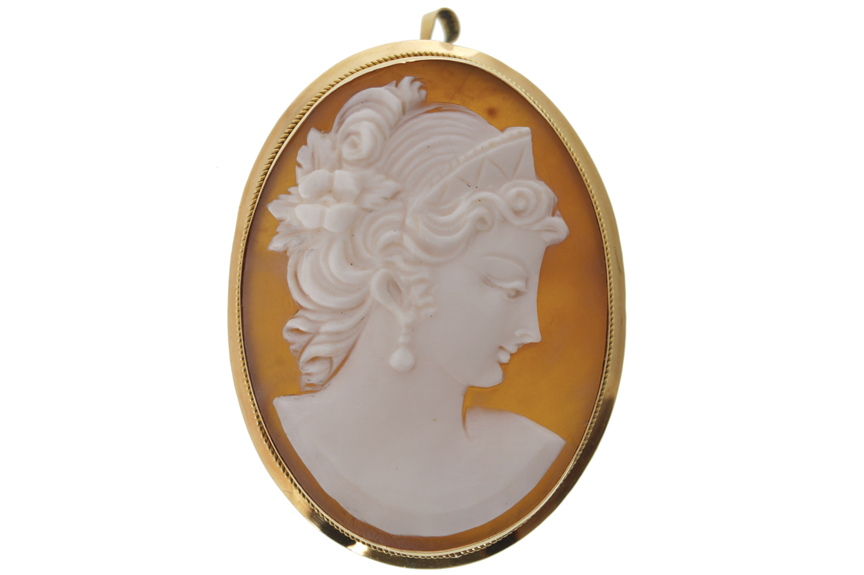 9 CT. GOLD CAMEO BROOCH 4 x 3 cm.