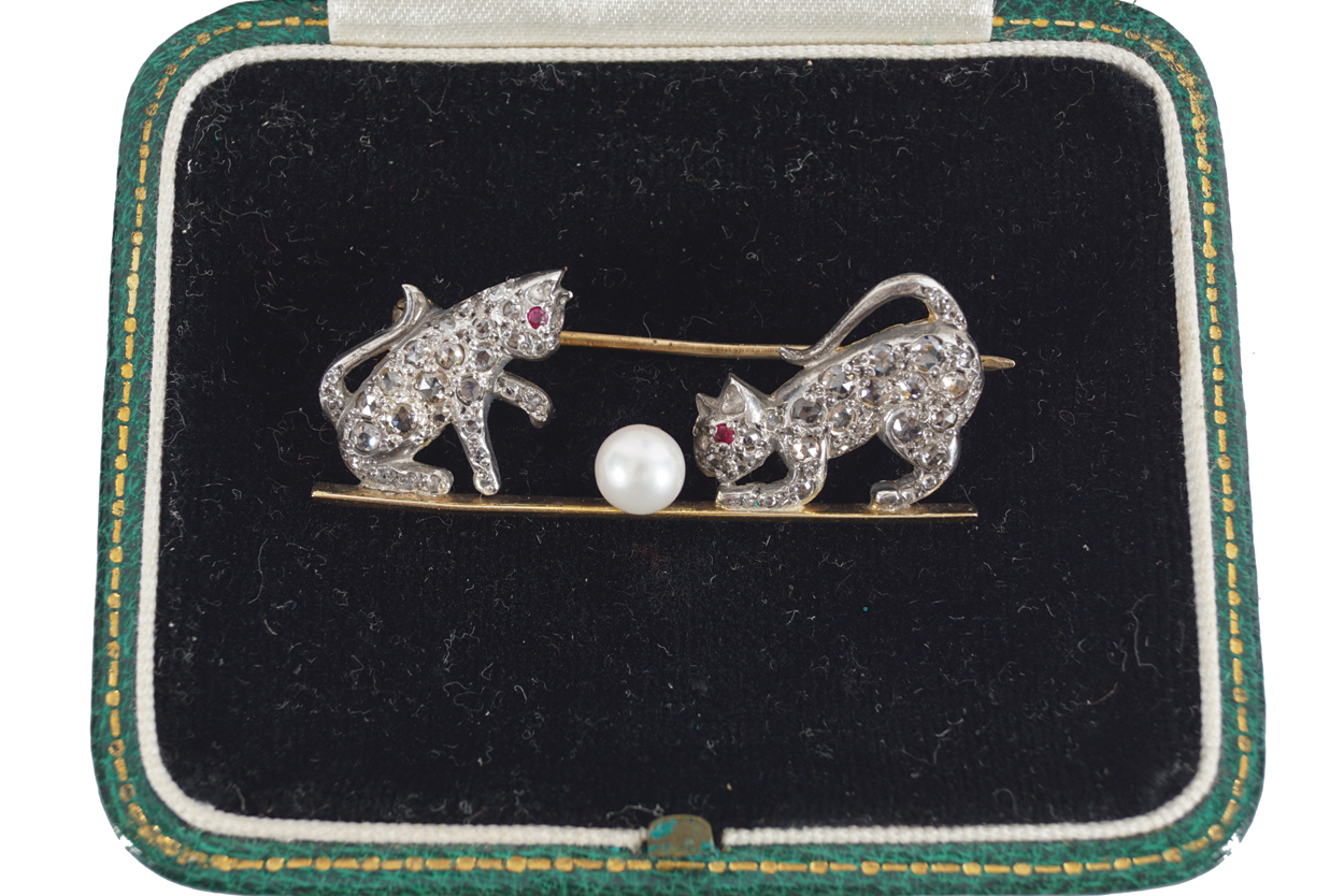 18 CT. GOLD AND DIAMOND BROOCH depicting a group of kittens - Bild 3 aus 3