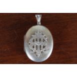 TRENCH FAMILY RELATED PENDANT LOCKET