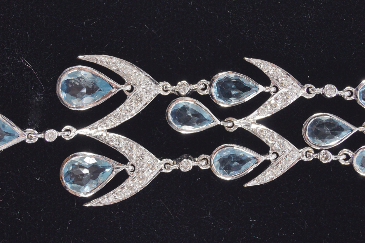 LONG PAIR OF WHITE GOLD EARRINGS set with pear shaped aquamarines and round brilliant cut diamonds - Bild 2 aus 3