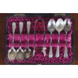 CASED SET OF SIX SILVER TEA SPOONS AND SUGAR TONGS, SHEFFIELD 1933