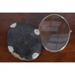 SILVER MOUNTED LEATHER CASED MAGNIFYING GLASS 9 x 7 cm.