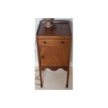 PAIR OF EDWARDIAN MAHOGANY AND BOXWOOD INLAID BEDSIDE LOCKERS each with a square top below a 3/4