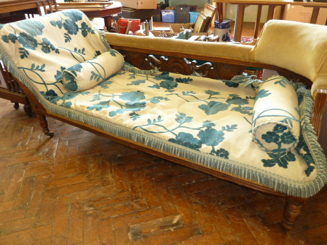 Victorian mahogany dralon seat chaise sofa with bedspread and bolster cushions - Image 2 of 2