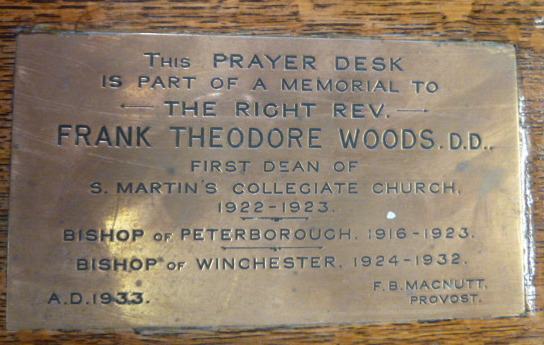 Carved oak prayer desk - with memorial plaque - Image 2 of 4