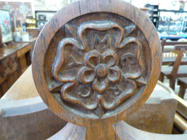 Carved oak prayer desk - with memorial plaque - Image 3 of 4