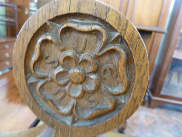 Carved oak prayer desk - with memorial plaque - Image 4 of 4