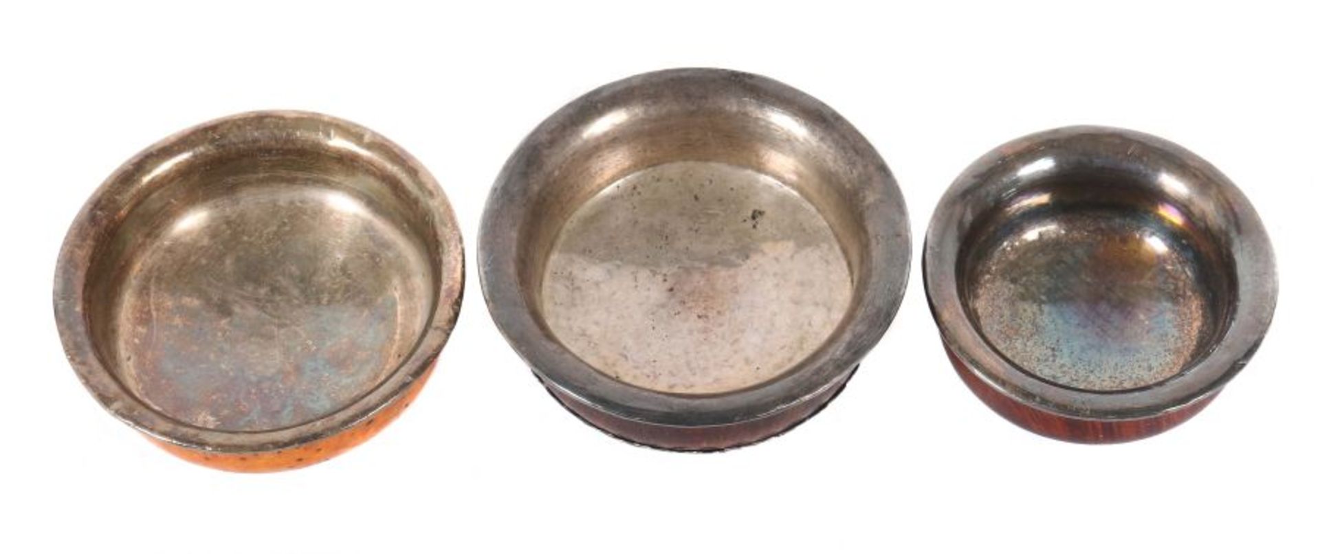 3 Teacups wohl Tibet, 1. Hälfte 20. Jh., Wurzelholz mit Silberbeschlag, in drei unterschiedlichen - Image 2 of 2