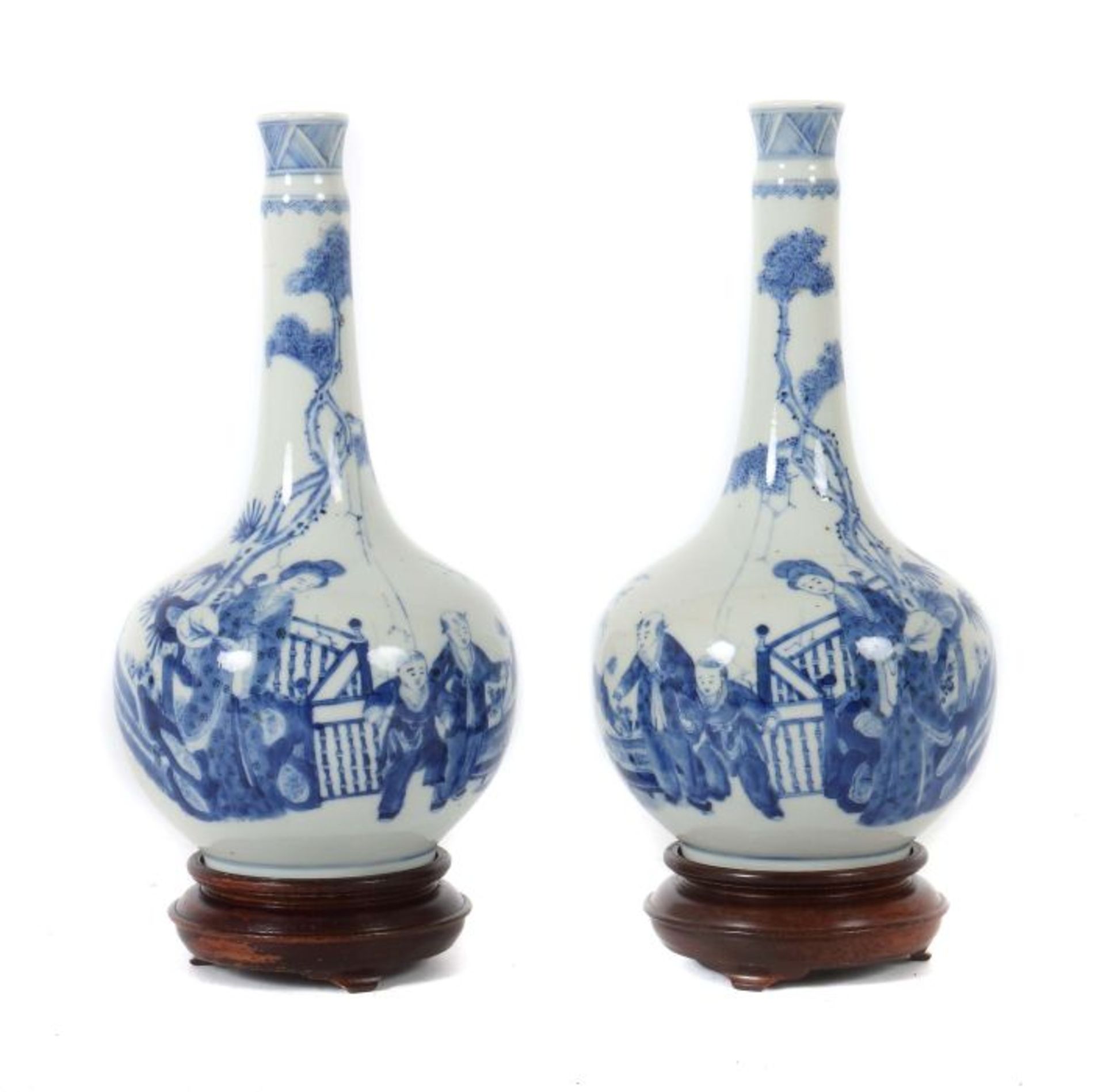 Vasenpaar China, 19. Jh., Porzellan, Blaumalerei, gespiegelte Szene einer Dame, einen Fächer haltend