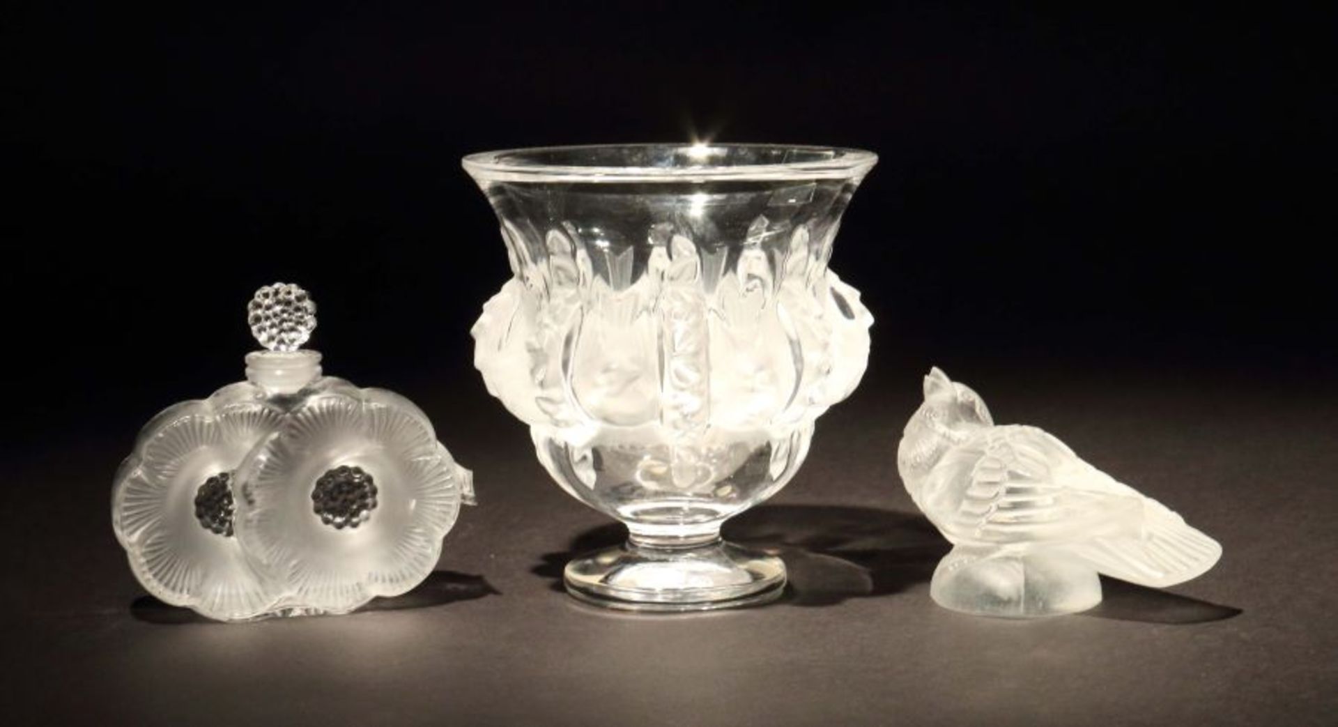 Konvolut Lalique Frankreich, Ende 20. Jh., Lalique Glasmanufaktur, 3-tlg. best. aus: Vase mit