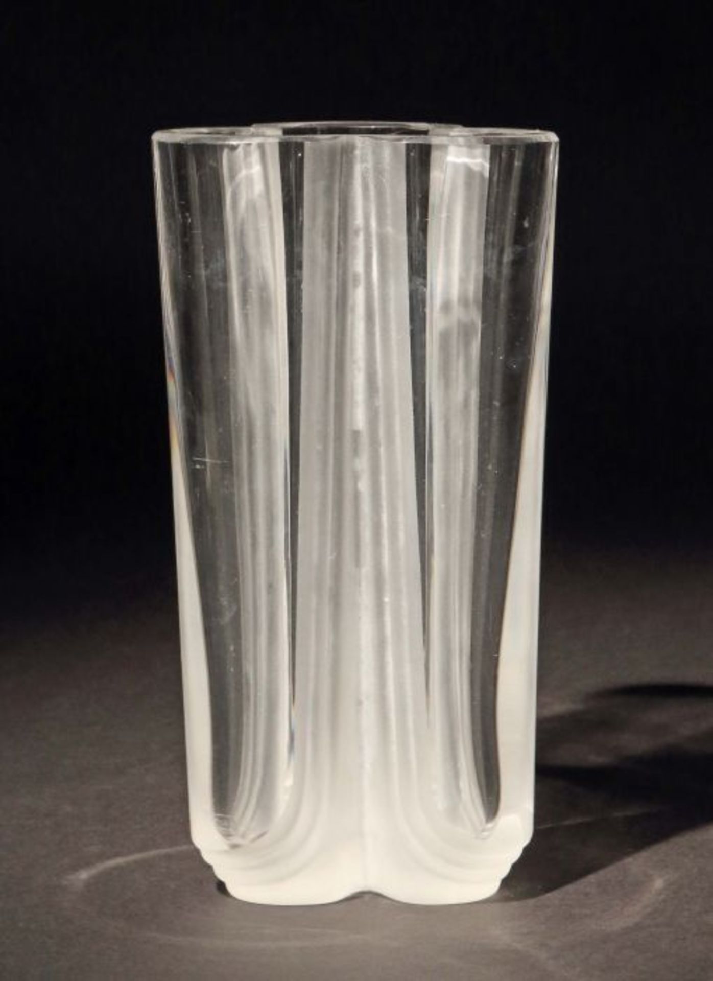 Vase Daum Nancy, Frankreich, 1960/70er Jahre, farbloses Kristallglas, modelgeblasen, dreipassige