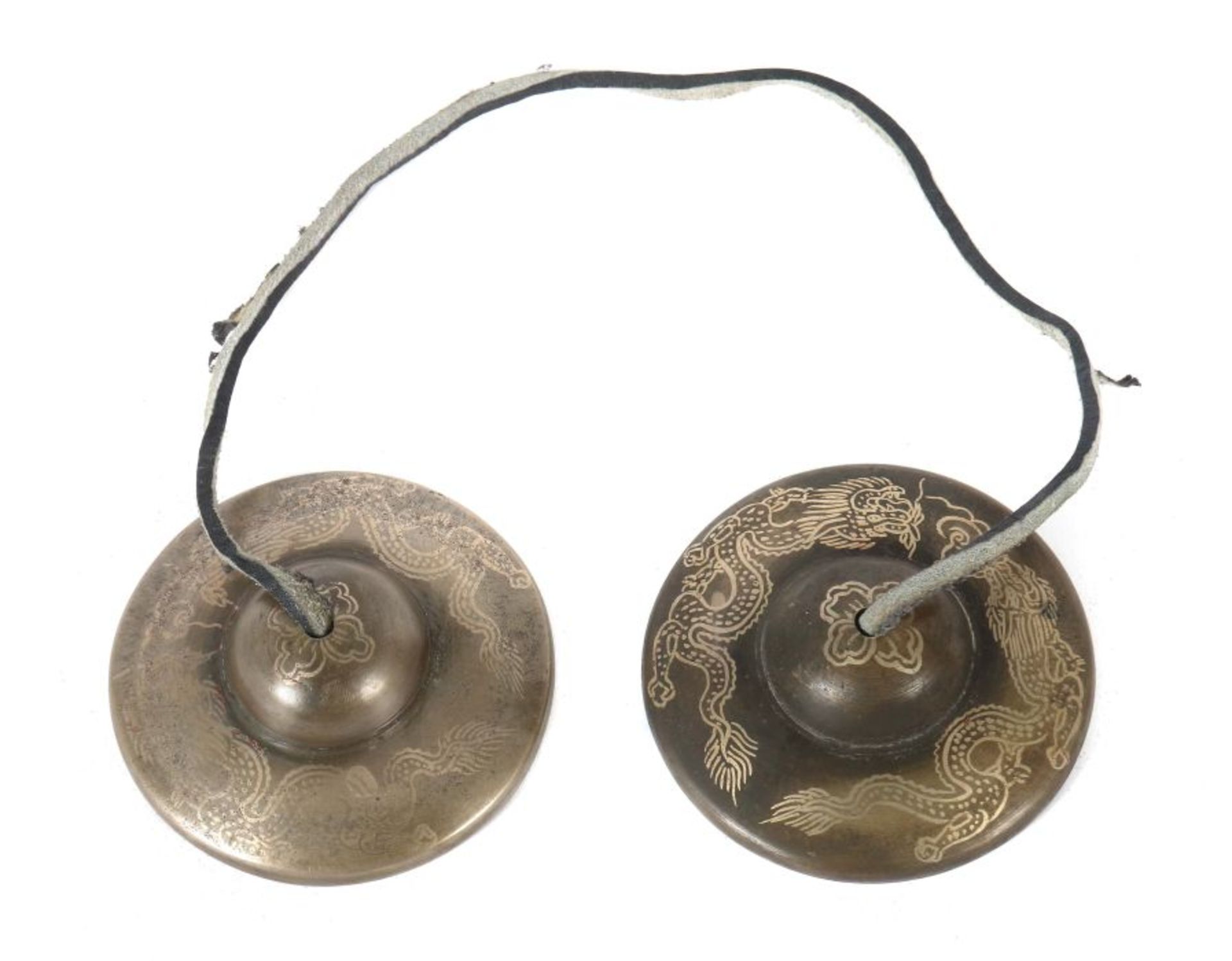 Klangschalen Nepal/Tibet, Anfang 20. Jh., Metall, mit Dekor zweier fliegender Drachen, an