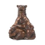 Bärenfamilie Bildhauer des 20. Jh., Bärenmutter mit zwei Jungbären, Bronze, leicht stilisierte