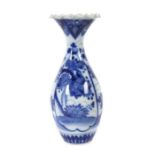 Vase China, wohl 19. Jh., Porzellan, bauchiger Korpus mit geschwungenem, auskragendem Hals mit