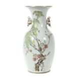 Bodenvase China, wohl 19. Jh., Porzellan, balusterförmiger Korpus mit durchbrochen gearbeiteten