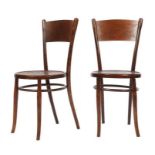 Paar Art Noveau Kaffeehaus-Stühle Frankreich, um 1900, Bugholzstühle aus Buche, die Beine mit