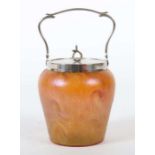 Gebäckdose Böhmen, um 1900, apricotfarbenes Glas mit eingewalzten und gedrehten Kröseln,