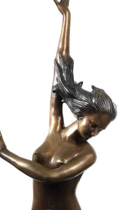 Bildhauer des 20. Jh. "Weiblicher Akt auf einer Welle ballancierend", Bronze, part. dunkel - Image 2 of 3